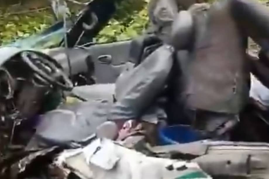 En el accidente están involucrados dos vehículos que chocaron fuertemente, un camión y una camioneta aerovan.