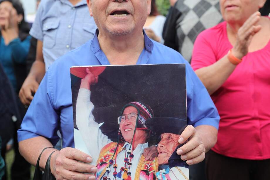 Simpatizantes de Alberto Fujimori llegaron a la casa del expresidente en Lima a expresar su apoyo. / EFE