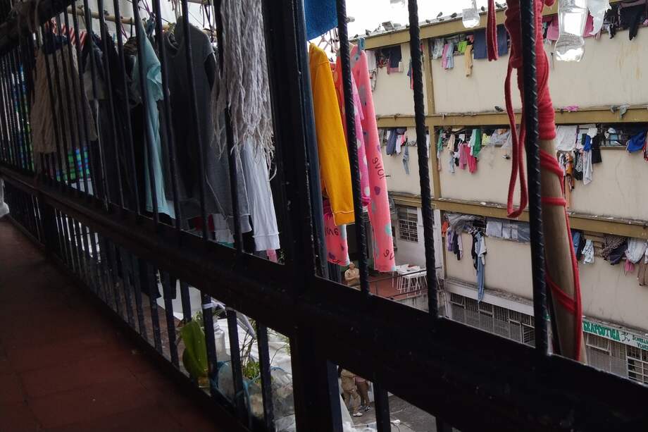 Pabellones de la cárcel El Buen Pastor, en Bogotá. El hacinamiento en las cárceles es causa de conflictos y problemas como la falta de cupos para trabajo y estudio, que permitirían la resocialización.