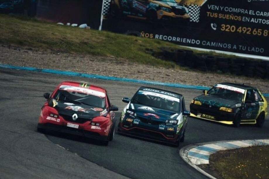 Juan Felipe García compitiendo en la categoría TC2000 con Renault.