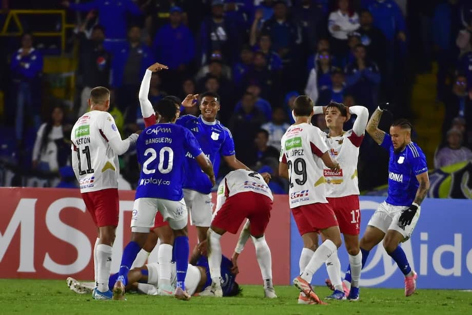 Momento en el que Rodrigo Contreras se desplomó en el partido entre Millonarios y Boston River en el estadio El Campín por la Copa Sudamericana 2026