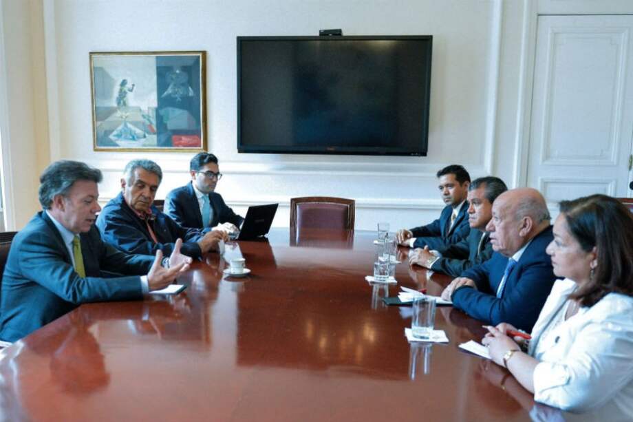 Santos reitera a centrales sindicales que reforma tributaria no afectará clase media