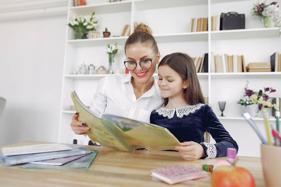 Las mujeres dedican tiempo a sus hijos que tiende a no ser remunerado. Ahí existe un desbalance frente a los hombres, quienes no dedican, en promedio, tanto tiempo como ellas.
