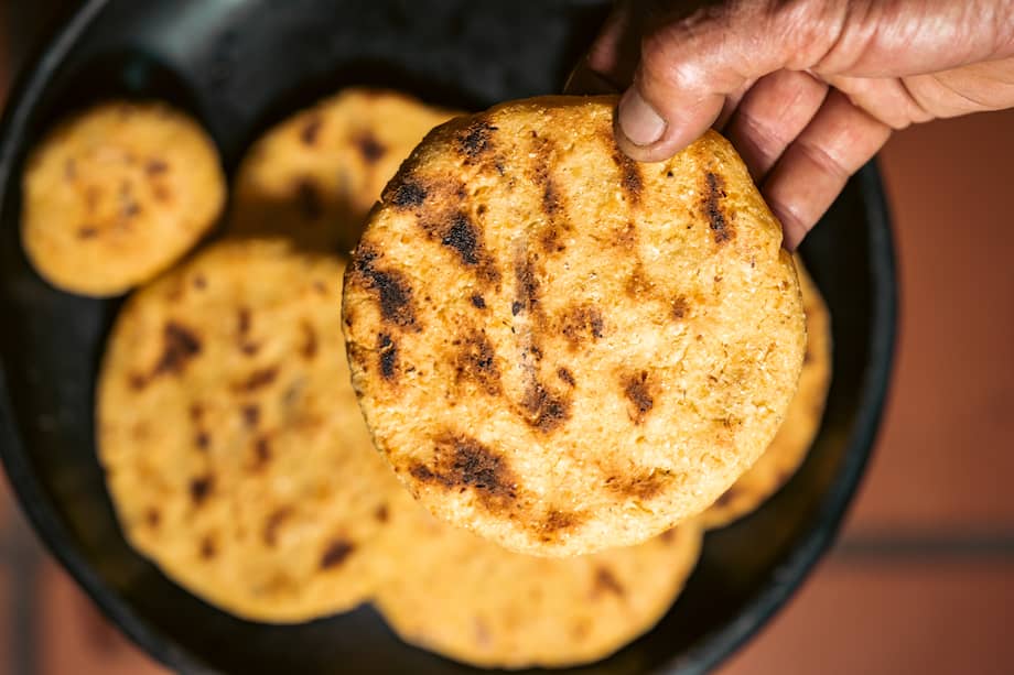 José Luis Rivera ha viajado por toda Colombia para descubrir arepas colombianas elaboradas con yuca, plátano, bore, yota, ñame, chontaduro, balú y chachafruto, entre muchos otros ingredientes.