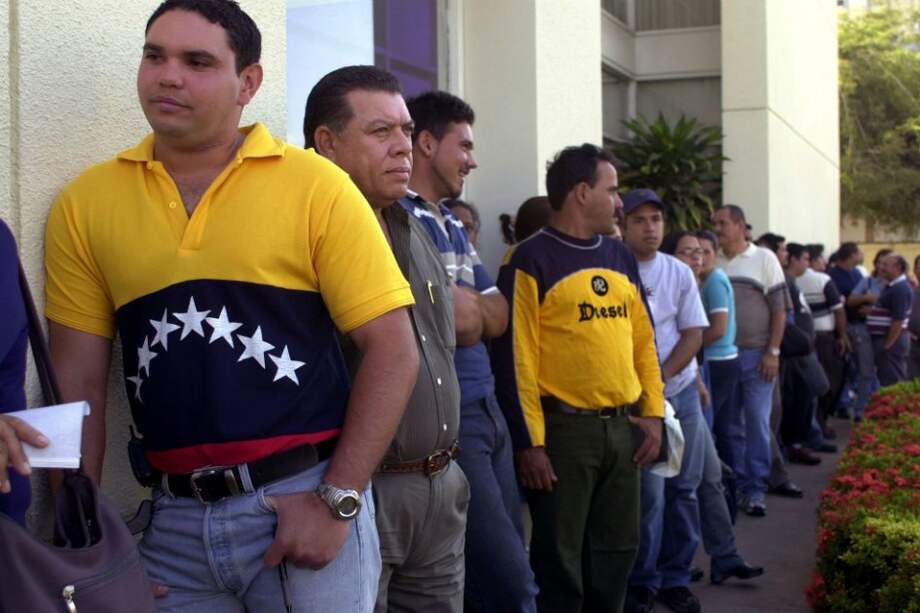 Ante la escasez de todo, abundan las filas en Venezuela. / Bloomberg News