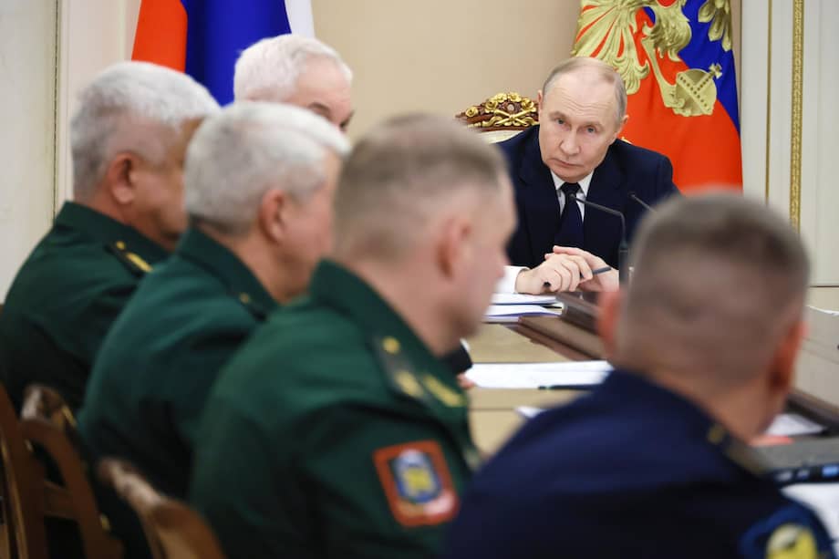 El presidente ruso Vladimir Putin (C) preside una reunión para discutir la "operación militar especial" de Rusia en Ucrania, en el Kremlin en Moscú, Rusia, el 29 de diciembre de 2025.