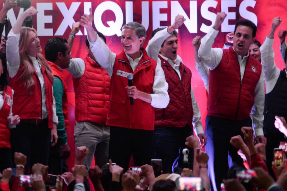 Alfredo Del Mazo (centro), celebra su elección como gobernador del estado de México. / AFP.