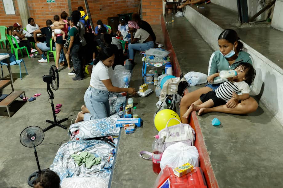 Damnificados por el terremoto de magnitud 7,4 del pasado lunes, descansan en un albergue este miércoles en Quibdó (Colombia). En el Chocó, uno de los departamentos más pobres de Colombia, el terremoto de del pasado lunes agravó una crisis marcada por las deficiencias en salud, servicios públicos y atención estatal, lo que dificulta la respuesta a la emergencia y la atención de miles de damnificados.