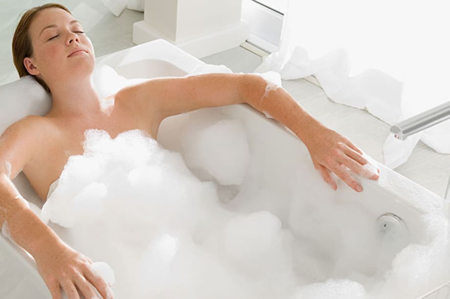 Blanco y verde, colores perfectos armonizar tu baño