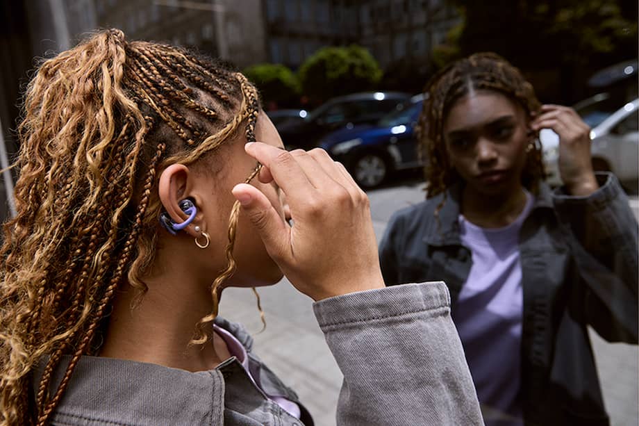 El diseño SonicArc posiciona el altavoz para mejorar los bajos sin aislar al usuario del entorno.