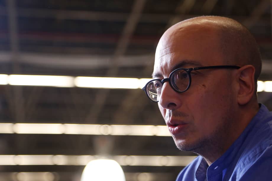 El escritor mexicano Jorge Volpi habla durante una entrevista, el 29 de noviembre de 2022, en el marco de la 36 edición de la Feria Internacional del Libro (FIL) de Guadalajara (México).