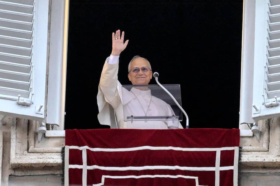 El papa León XIV dirige el Ángelus dominical desde su oficina con vista a la Plaza de San Pedro, Ciudad del Vaticano, el 8 de febrero de 2026.