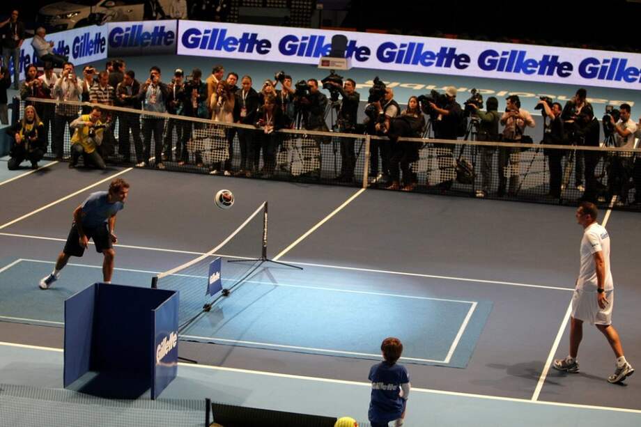 Federer enfrentó a Mondragón en el fútbol-tenis