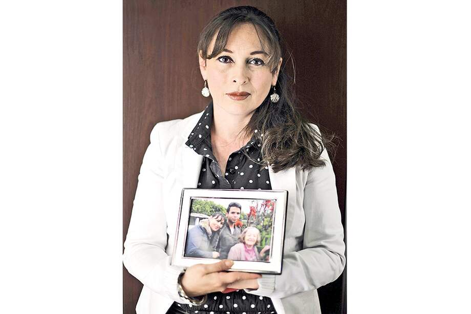 Alba Reyes sostiene la foto de su hijo Sergio Urrego. / Gustavo Torrijos