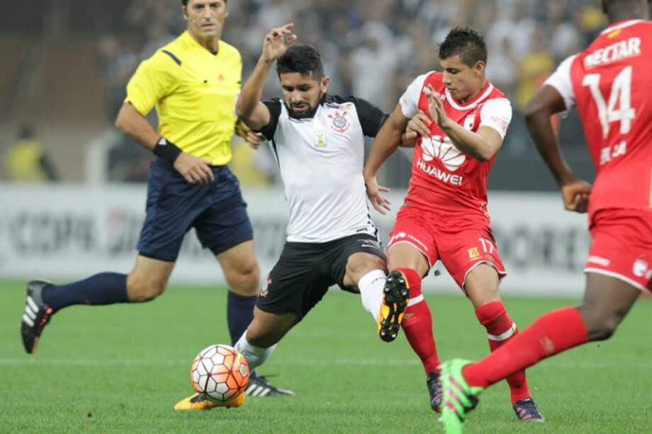 El jugador de Corinthians Guilherme (c) anotó el gol de la victoria para Corinthians sobre Santa Fe. / EFE