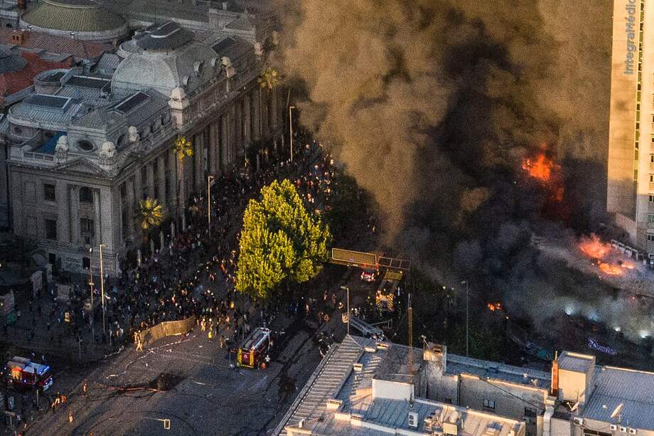 Un gran incendio se registra en una zona comercial de Santiago de Chile, hoy escenario de graves protestas. / AFP