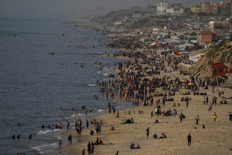 Palestinos desplazados en la playa al oeste de Deir Al Balah, sur de la Franja de Gaza, este jueves.