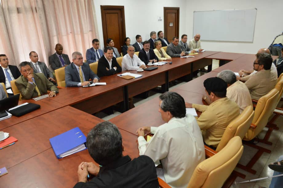 Frente a frente, guerrilleros y militares, en la primera sesión de la Subcomisión Técnica del Fin del Conflicto. / / Ómar Nieto - OACP