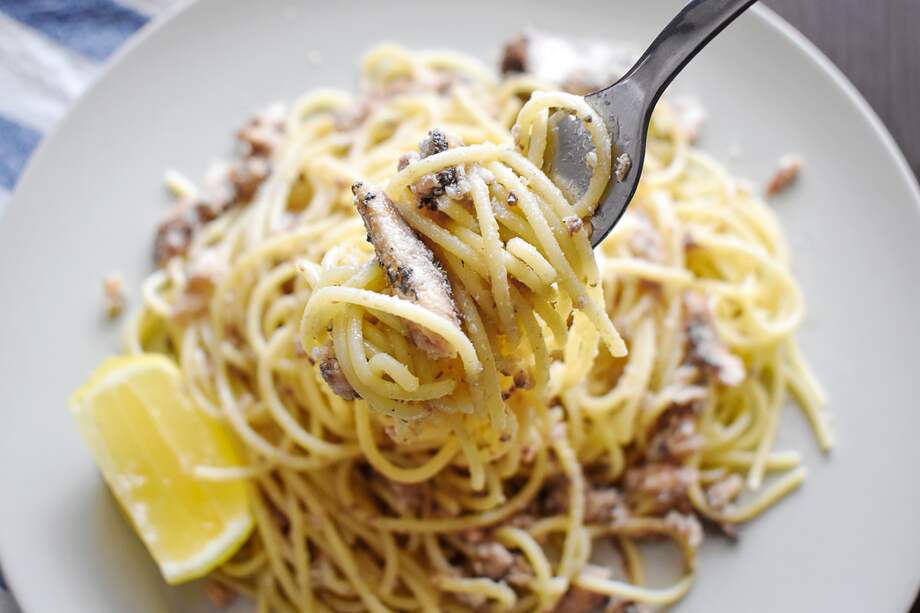 Añade gotas de limón a esta pasta con sardinas para disfrutar.