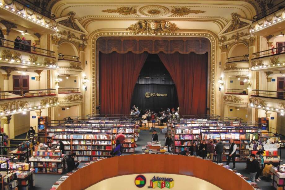 El Ateneo, un teatro que se convirtió en librería, donde el escenario que antes pisaban los actores ahora es un café.