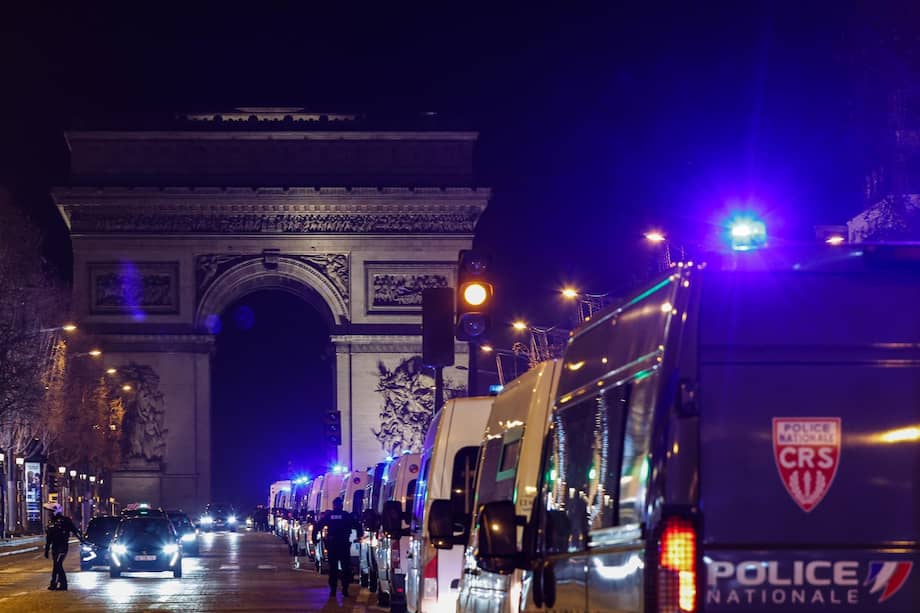 La policía francesa acordonó los Campos Elíseos cerca del Arco del Triunfo en 2025 por un partido de Marruecos en la Copa África contra Senegal.