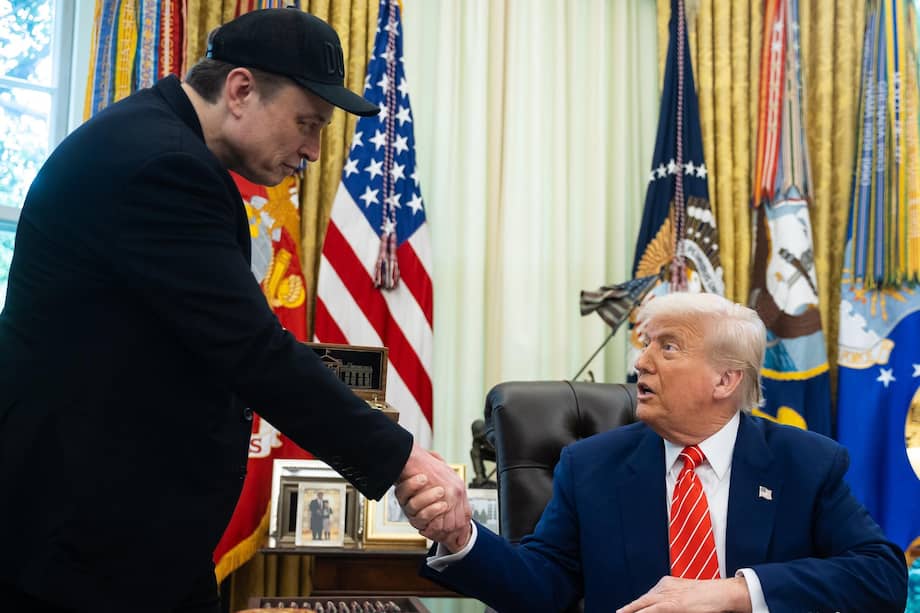 Eel presidente estadounidense, Donald Trump (d), saludando al empresario sudafricano Elon Musk.