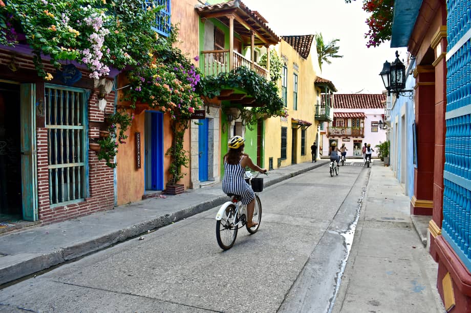 El famoso corralito de piedra es ideal para recorrer en bicicleta y explorar su casco histórico, caracterizado por su ambiente peatonal.