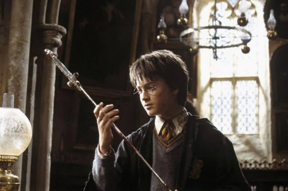 Harry Potter con la espada de Godric Gryffindor.