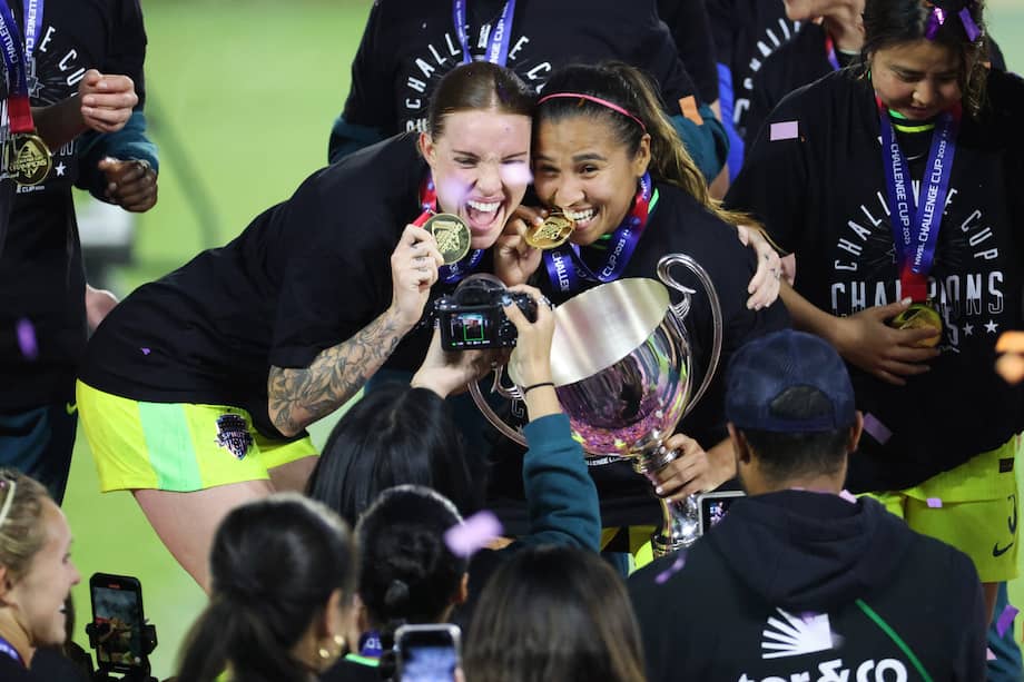 La futbolista colombiana Leicy Santos (der.) levantó su primer trofeo en Estados Unidos.