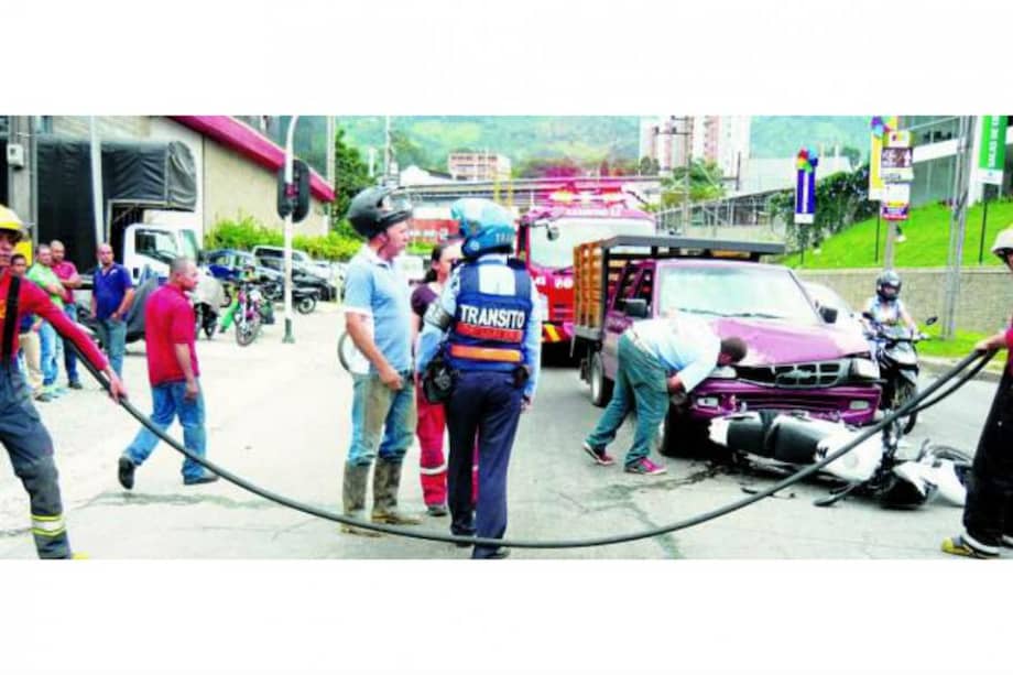 Conductor habría arrollado a una motocicleta por no respetar señal de tránsito