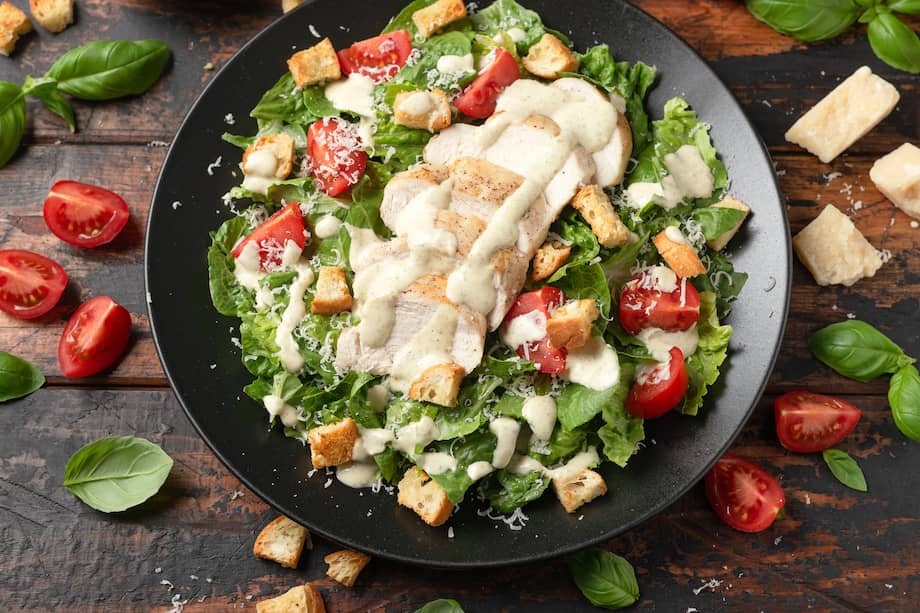 También puedes agregar tomate cherry para disfrutar.