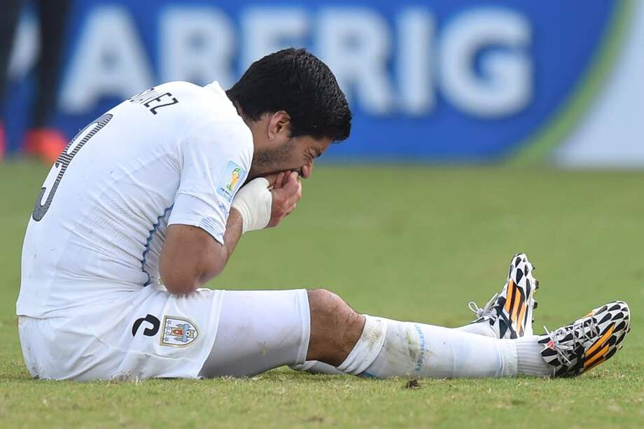 Luis Suárez luego del altercado con el defensa italiano Giorgio Chiellini. / AFP