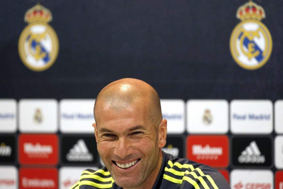 El entrenador del Real Madrid, el francés Zinedine Zidane, durante la rueda de prensa posterior al entrenamiento de este viernes. / EFE