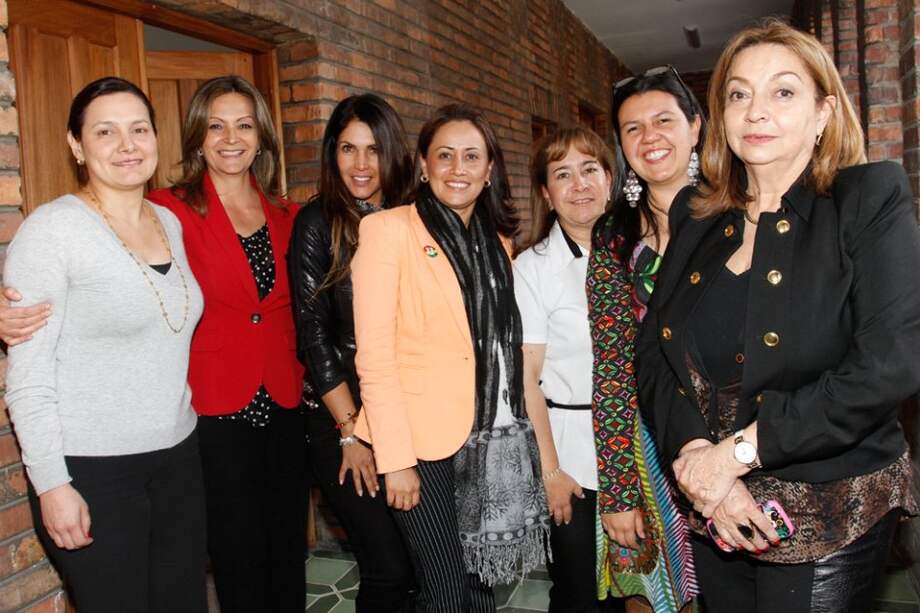De izq. a der: Ángela Garzón, gerente sectores sociales campaña de reelección; Claudia Molano, coordinadora del comité mujeres; Ana Bolena Meza, Partido Liberal; Sonia Bernal, Partido de la U; Martha Patricia Borda, líder social; Ana Maria Almario, Partido Liberal y Martha Quiroz, exconcejal de Bogotá.