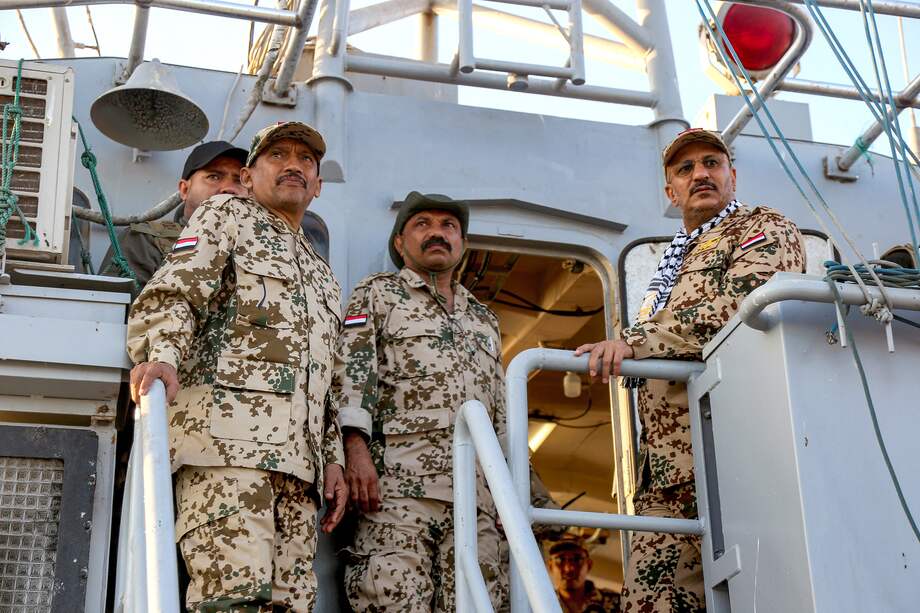 El general de brigada Tariq Muhammad Abdullah Saleh (d), miembro del Consejo de Liderazgo Presidencial del gobierno yemení reconocido internacionalmente, observa cómo miembros de los guardacostas patrullan en el Mar Rojo frente a la ciudad de Mokha, en la provincia occidental de Taiz, controlada por el gobierno, cerca del estratégico estrecho de Bab al-Mandab.