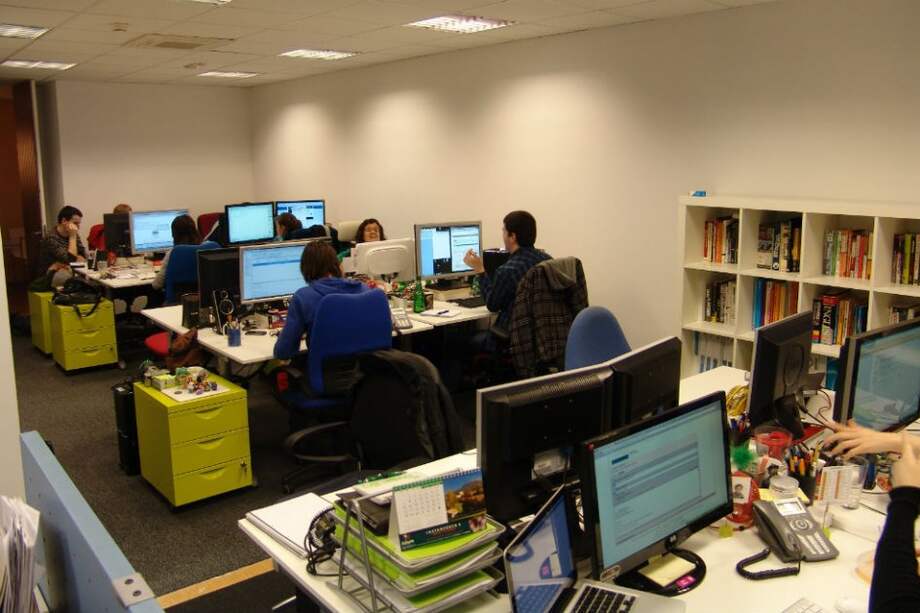 Estar sentado frente al escritorio daña seriamente la salud