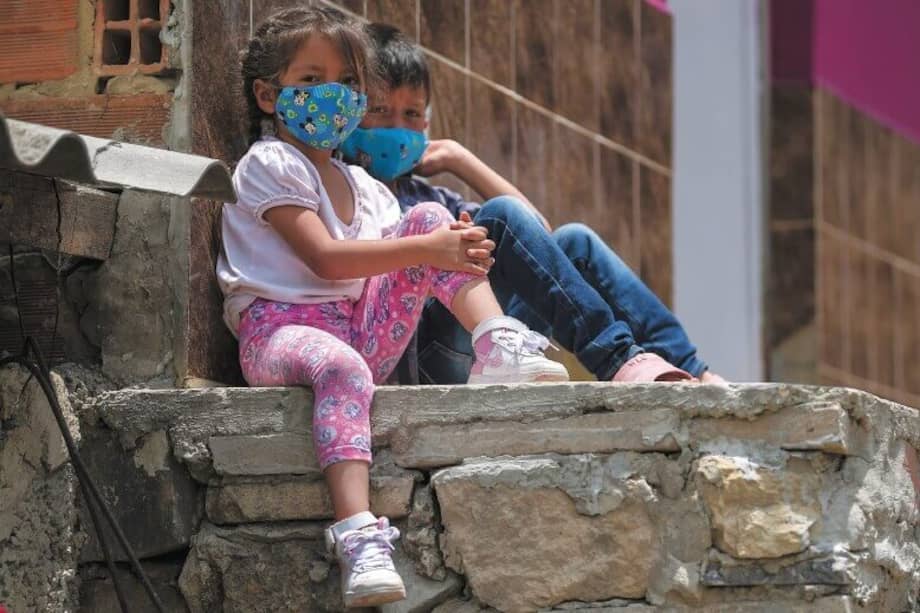 Imágenes captadas estos días en Ciudad Bolívar, en el sur de Bogotá. En el país hay más de 15,4 millones de menores de 18 años que están confinados. / Mauricio Alvarado - El Espectador