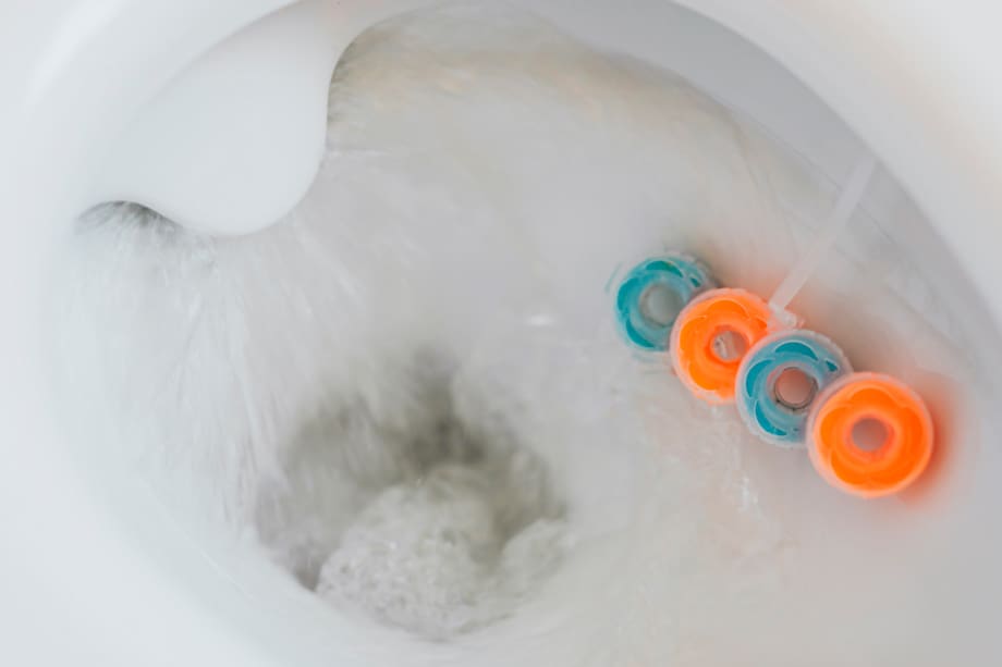 El sarro se produce por la falta de limpieza del inodoro. Las pastillas de cloro pueden ser una gran opción para evitar esto.