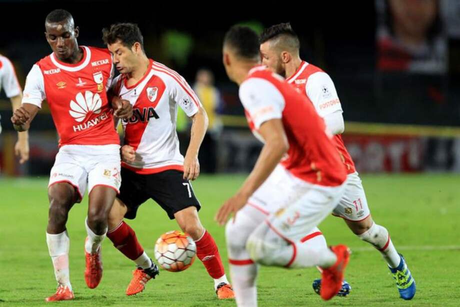 Santa Fe tuvo un regular partido este jueves ante River, en Bogotá. / EFE