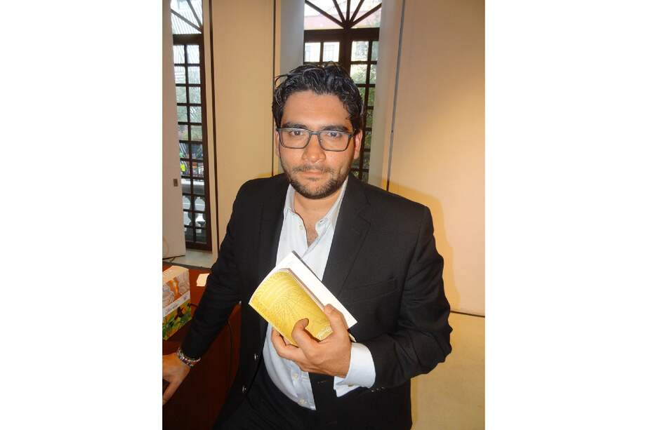 Rolando Kattan es poeta, gestor cultural, miembro correspondiente de la Real Academia Española de la Lengua y miembro de número de la Academia Hondureña de la Lengua. El escritor recibió el premio Casa de América de Poesía Americana.