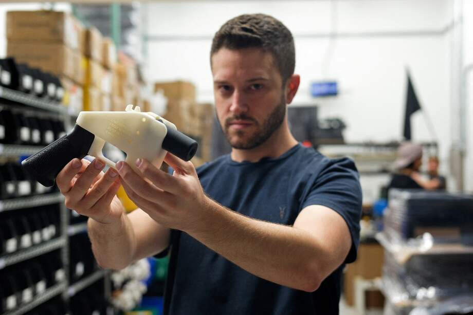 En esta foto de archivo tomada el 1 de agosto de 2018, Cody Wilson, propietario de la compañía Defense Distributed, sostiene un arma impresa en 3D, llamada "Liberator", en su fábrica en Austin, Texas.