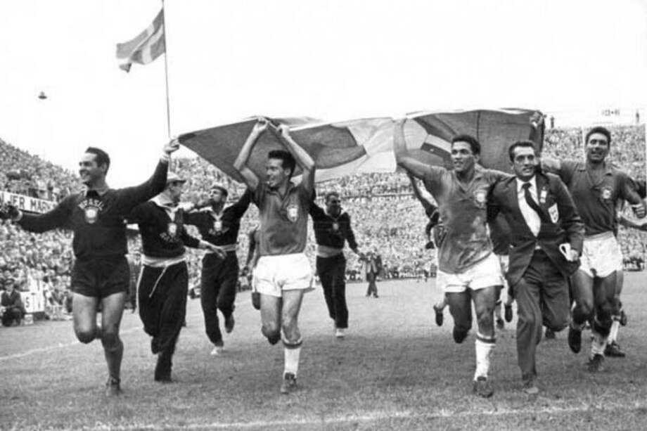 La Selección de Brasil da la vuelta olímpica en 1958.