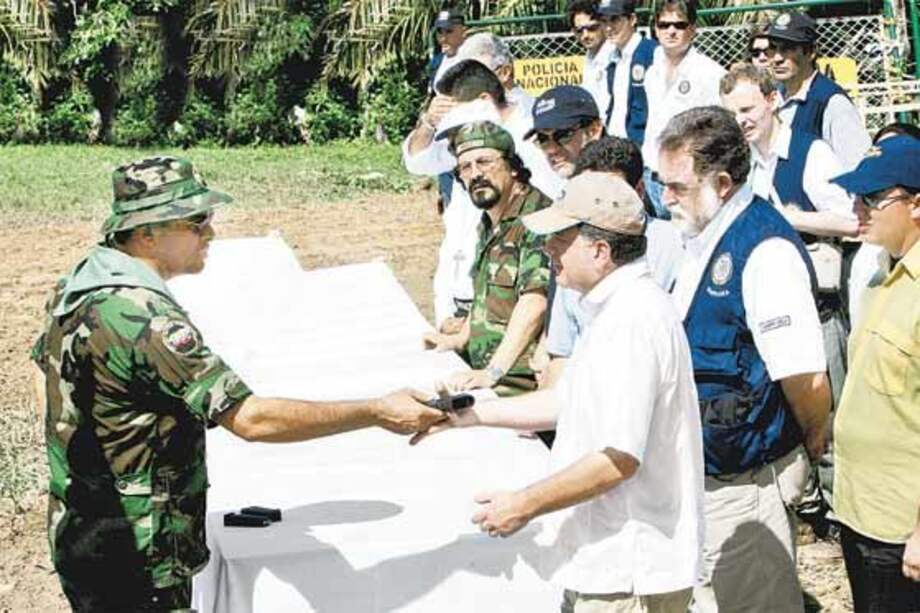 Parapolíticos se beneficiarían con 'articulito' de Luis Carlos Restrepo