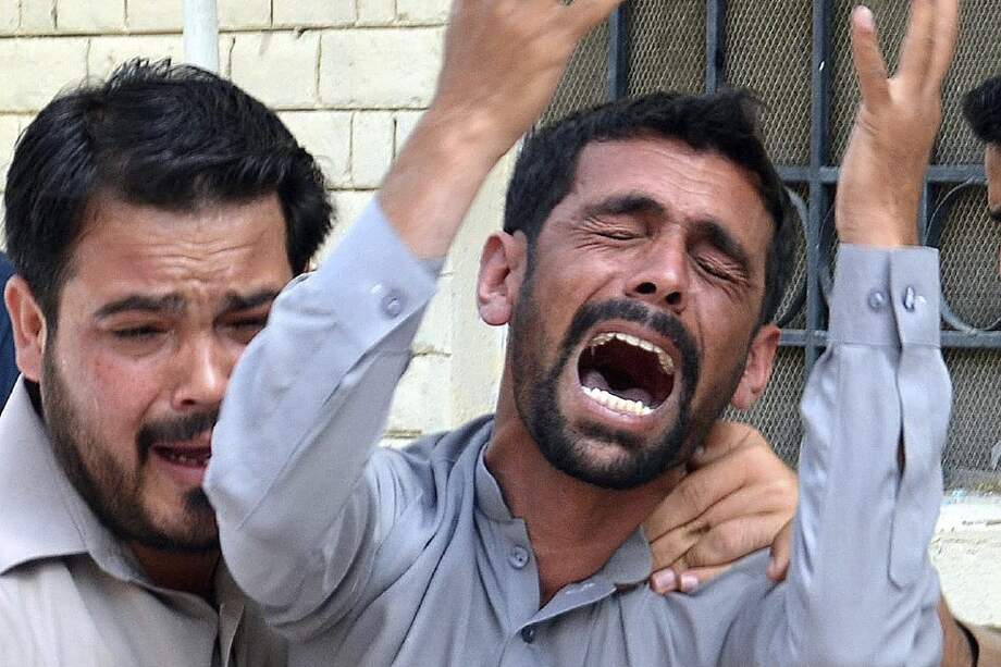 Un hombre llora al conocer que un ser querido ha fallecido en Quetta. / EFE