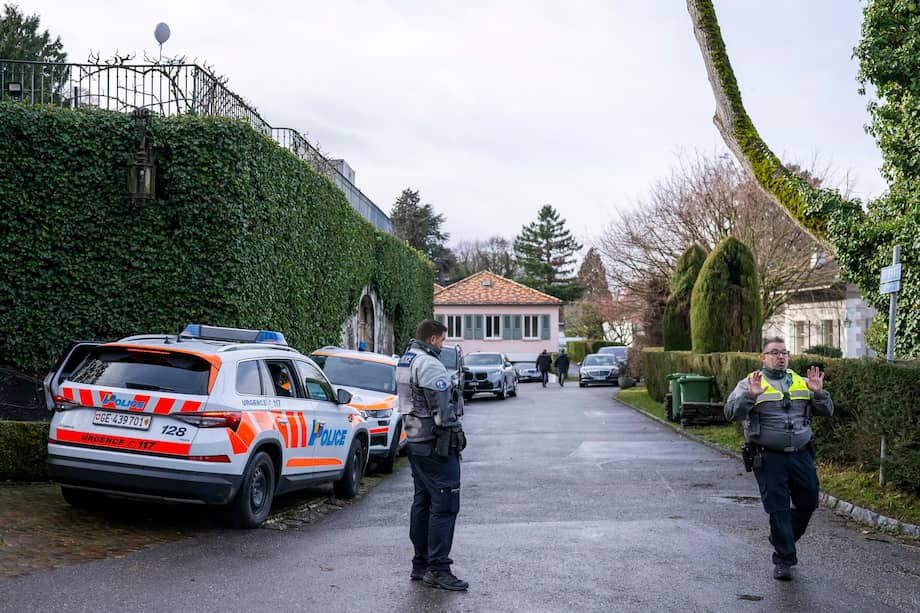 Agentes de policía vigilan el exterior de la residencia del embajador de Omán, donde se celebran las conversaciones nucleares indirectas entre Estados Unidos e Irán en Ginebra, Suiza.