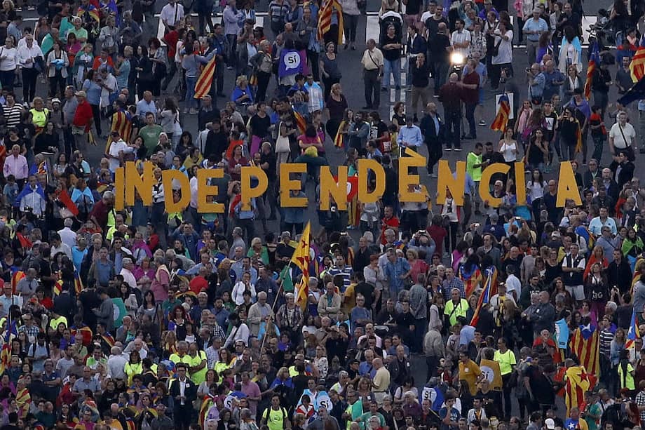 Asistentes al acto unitario del independentismo en Barcelona a dos días del referéndum. / EFE, Alberto Estévez