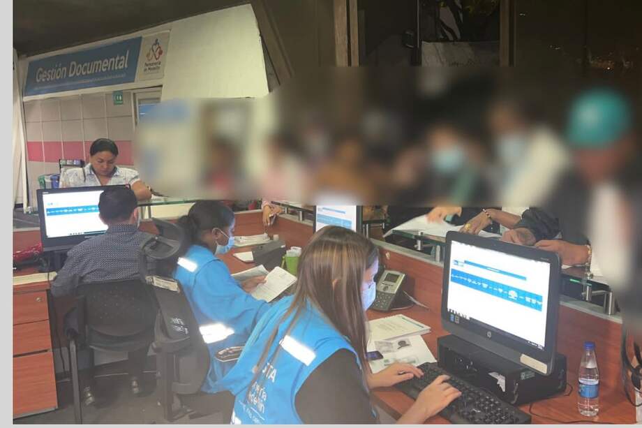 Decenas de indígenas llegaron a las instalaciones de la Personería de Medellín tras ser desplazados forzadamente de su territorio.