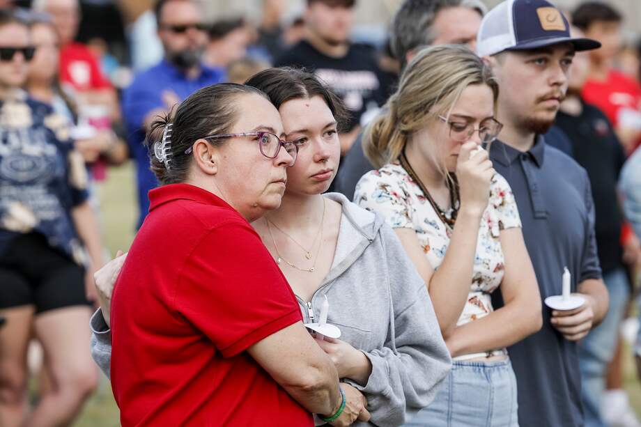 La gente se reunió durante una vigilia por las víctimas de un tiroteo escolar que tuvo lugar en la Escuela Secundaria Apalachee, en Winder, Georgia.
