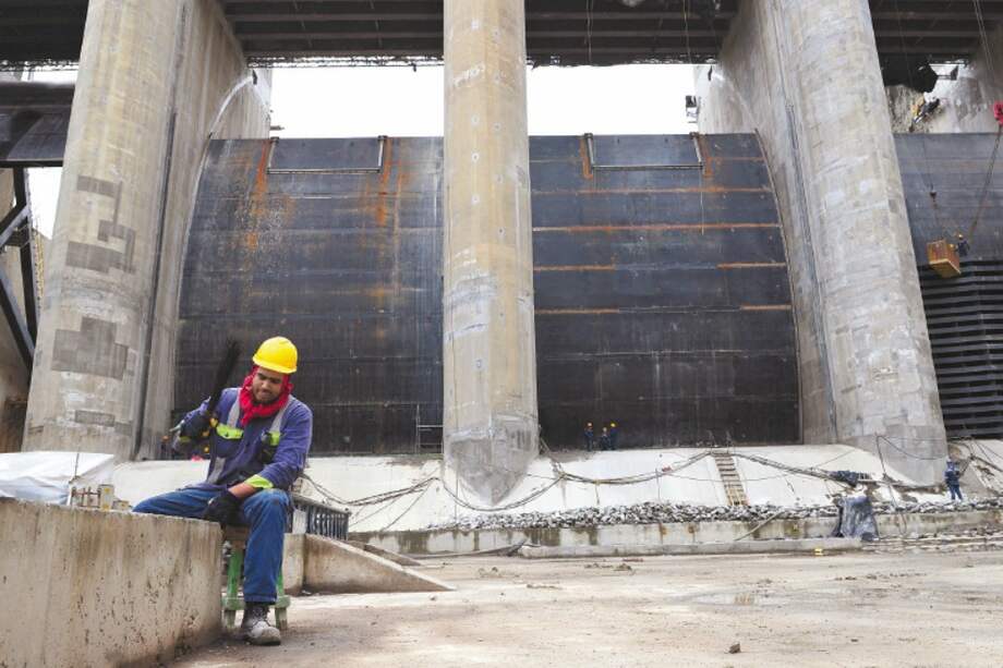 Así se veía el vertedero en construcción, en mayo pasado. La estructura entró en operación en noviembre pasado. / Nelson Sierra - El Espectador