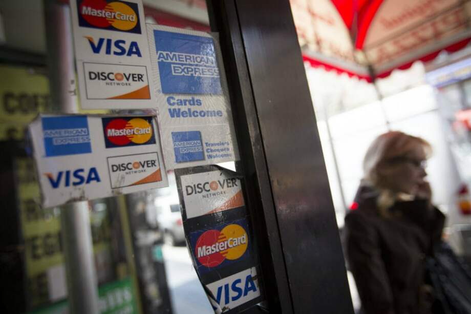 Buscan implementar mayor seguridad con las tarjetas de crédito. / Bloomberg News
